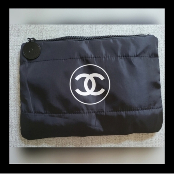 The Unbranded Brand Handbags - Nylon Novelty Pouch For Accessories Or Added Protection To Store Your iPad.
